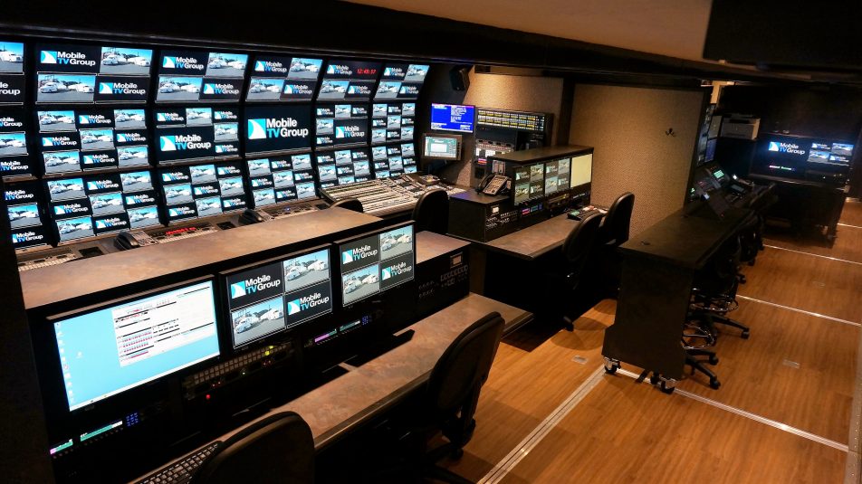 The 40HDX control room features a third bench.