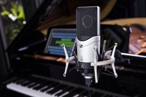 The MK 4 digital true condenser microphone features Apogee A/D conversion and pre-amp technology – ready for great recordings on iOS and USB devices