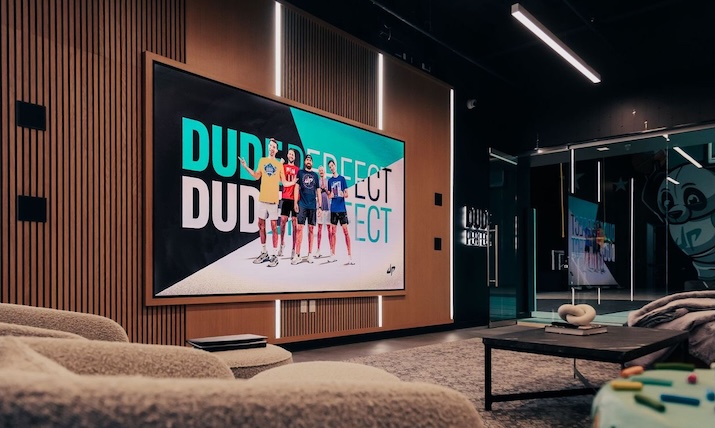 Double standard : the finest DJ's club … Dude Perfect's DPHQ3 Soundstage/Fun House Is a Gen Z Version